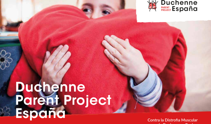 Aparece un niño con un cojín rojo entre los brazos y la imagen del logo de Duchenne