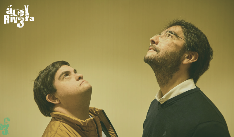 Carlos Rivera, fundador de la Fundación, aparece con su hermano Alex Rivera, con síndrome de Down cuyo nombre es el de la Fundación, en una imagen entrañable dirigiendo la vista ambos dos al infinito 
