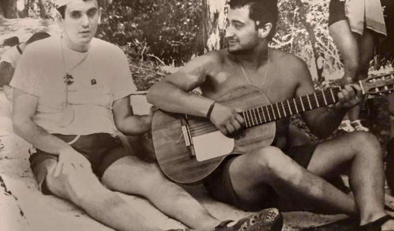 En esta foto estamos compartiendo vida sin decirnos nada. El contacto de su mano con mi guitarra nos mantuvo unidos. No hay palabras para describir estos momentos de conexión con la persona sordociega.