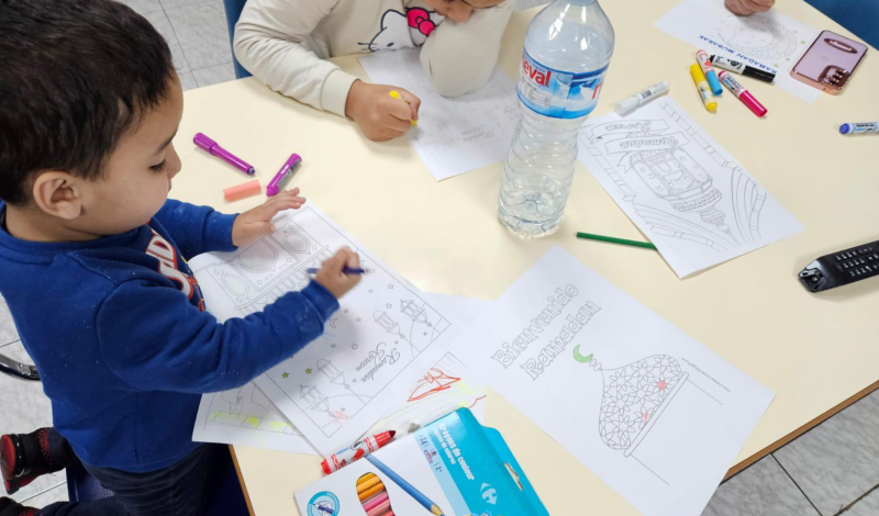 Grupo de menores recibiendo clases de refuerzo formativo/escolar en el albergue.