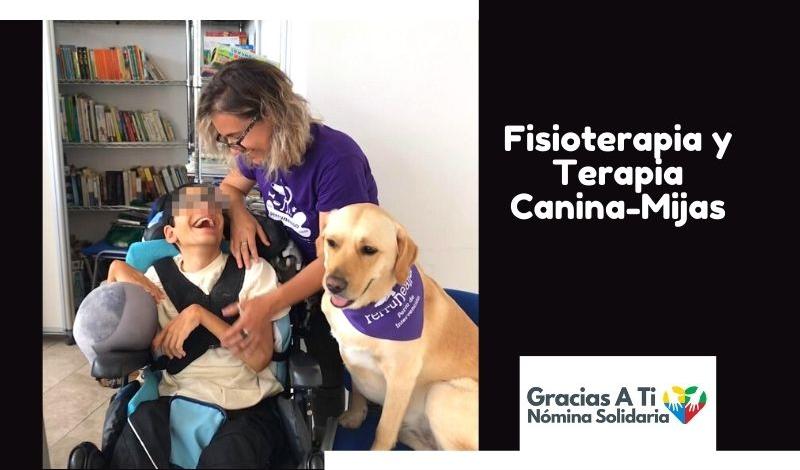 Una cuidadora, atiende a un niño con parálisis cerebral, y con un perro que le acompaña para la terapia
