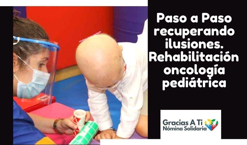 Un niño con cáncer, juega sobre una manta con una terapeuta a su lado