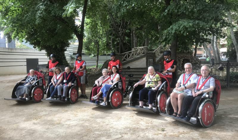 Voluntarios de la entidad con usuarios tras un paseo en bici