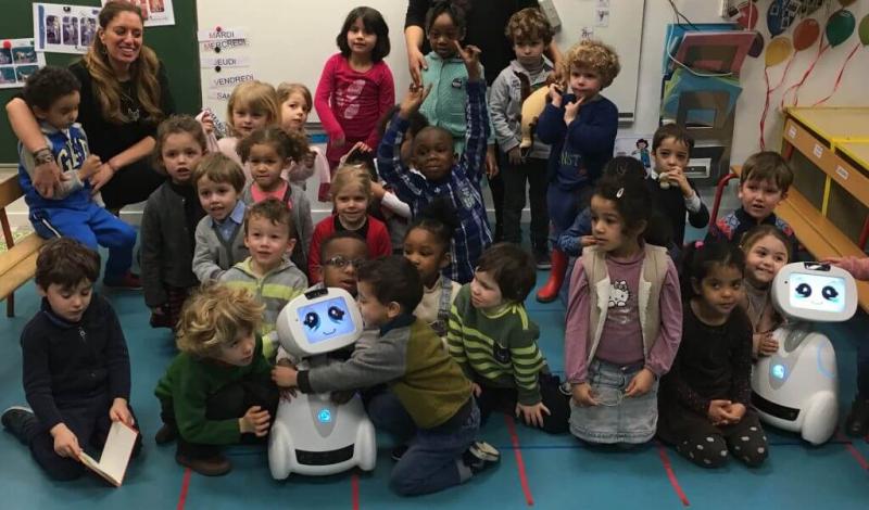 En la imagen se puede ver a Buddy interactuando con el resto de compañeros/as