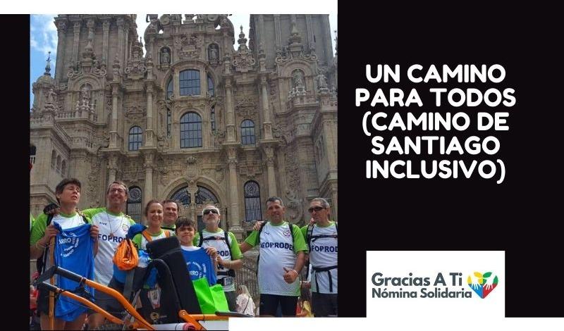 Un grupo de personas con y sin discapacidad, posan delante de la Catedral de Santiago de Compostela