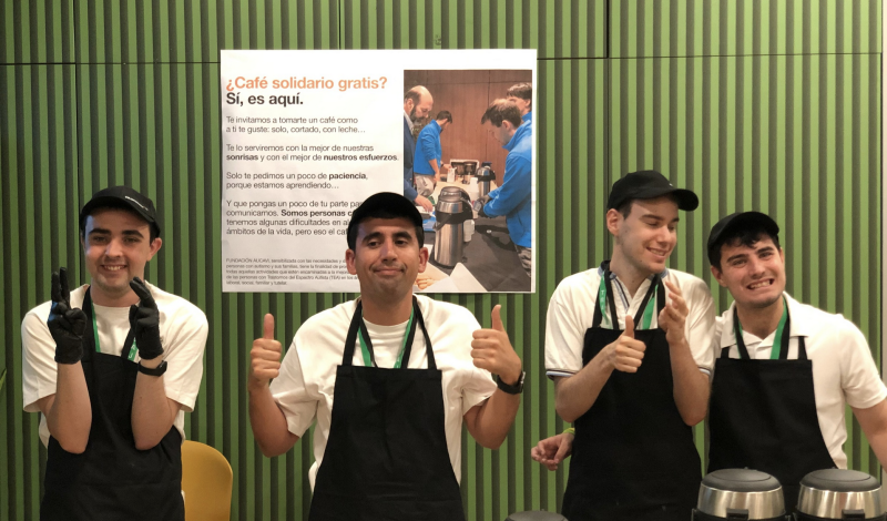 Cuatro jóvenes participan en una de las actividades organizadas por la Fundación AUCAVI