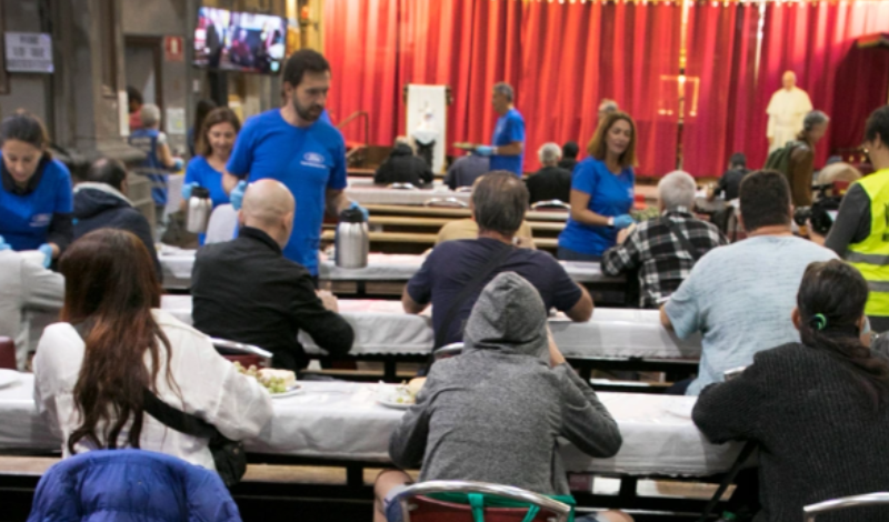 Imagen de la Iglesia de San Antón una mañana repartiendo los desayunos solidarios