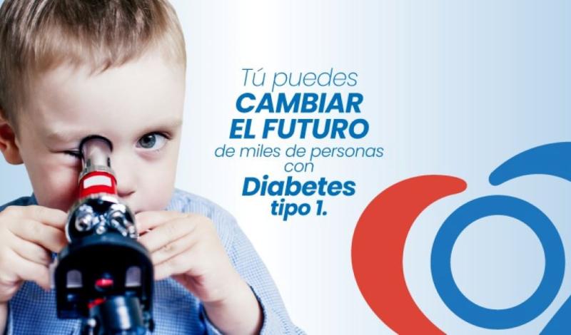 A la izquierda de la imagen aparece un niño pequeño mirando con su ojo derecho por un microscopio. En el centro escrito con diferentes tipos de letras "Tu puedes CAMBIAR EL FUTURO de miles de personas con Diabetes tipo 1". En la esquina inferior derecha aparece un corazón hecho con trazos en rojo y azul y en el interior el círculo azul representando al logo de DiabetesCERO