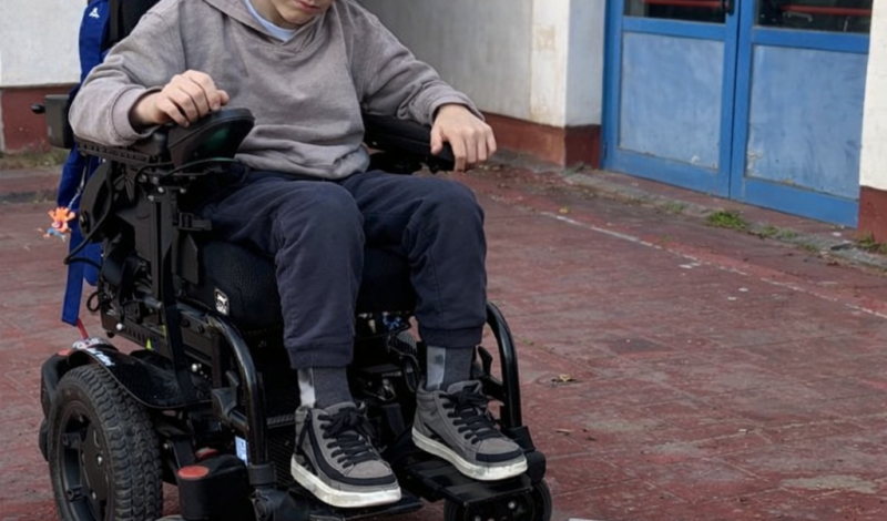 Hoy Álvaro no puede disfrutar del patio, porque los desniveles se lo impiden.