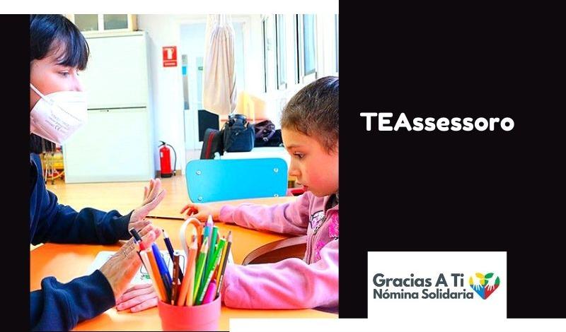 Una terapeuta juega con una niña con TEA