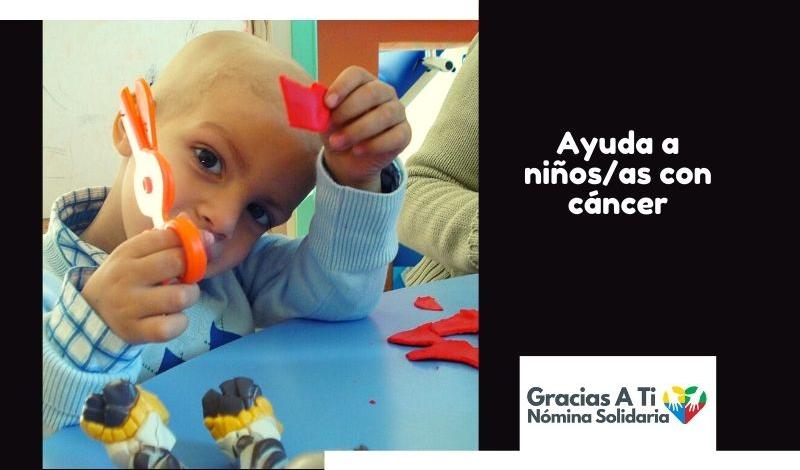 Niño en tratamiento contra el cáncer, jugando y haciendo manualidades