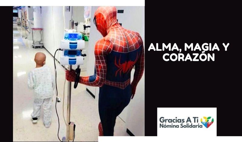 Un niño con cáncer, pasea por un hospital acompañado de un voluntario disfrazado de Spiderman