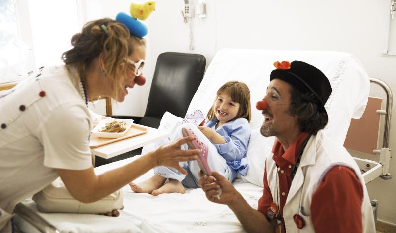 Acompañamiento de los payasos/as a los pacientes pediátricos de la Unidad de Oncología del Hospital La Fe de Valencia