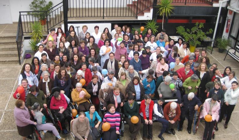 Foto de familia de las usuarias del centro en un día de concentración