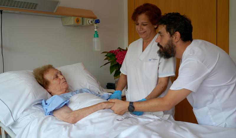 Profesionales de la salud atendiendo a una paciente.