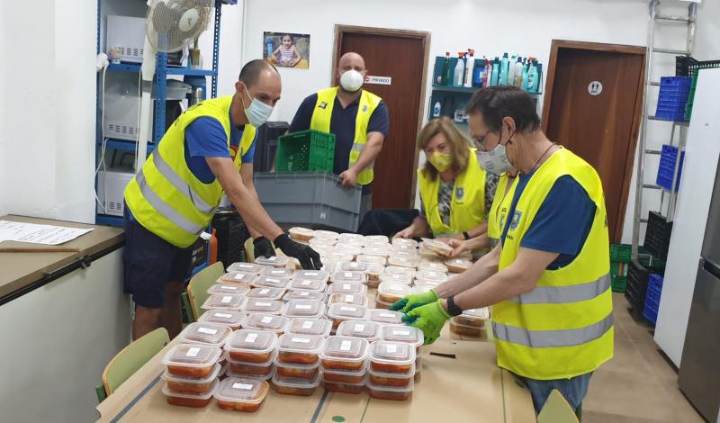Voluntarios de Mensajeros de la Paz preparan alimentos para los afectados por la DANA