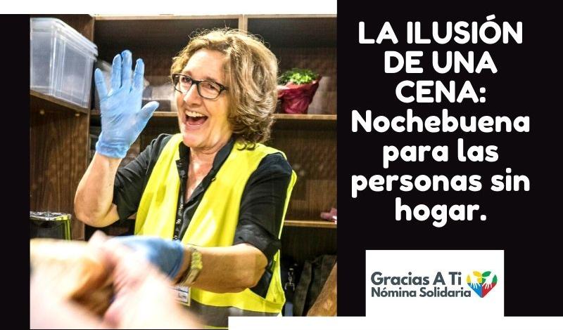 Una voluntaria sonríe mientras reparte alimentos e ilusión entre las personas más vulnerables