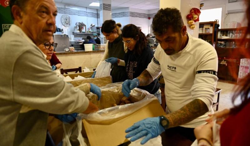 Preparación de bocadillos para entregar