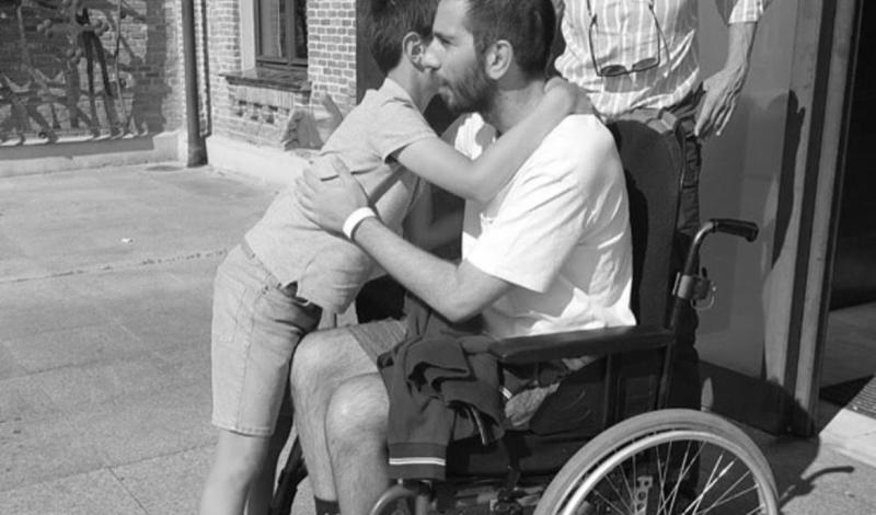 Javier recibe el abrazo el abrazo de su sobrino el día que le dieron el alta.