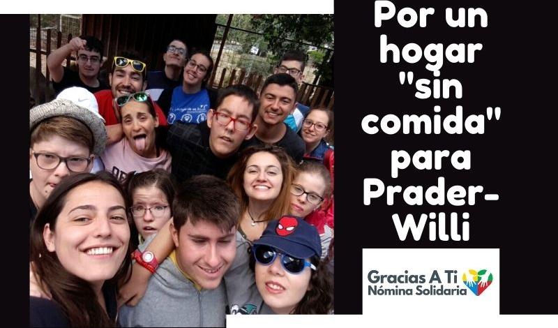 Niños y niñas se hacen un selfi en una actividad de la asociacion