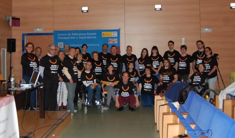 Foto: grupo de afectados por FSHD y familiares que muestran unas camisetas con el lema de la asociación: “Salva nuestra sonrisa”.