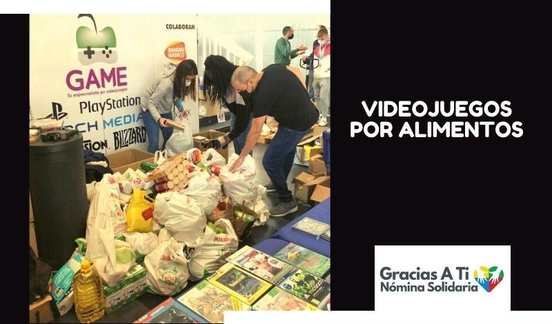 Voluntarios de la asociación reciben bolsas de alimentos en uno de los mercadillos que organizan