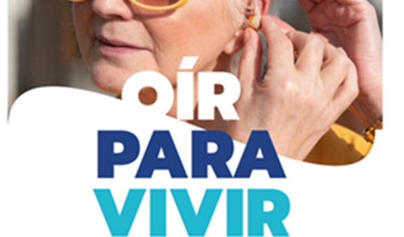 Una mujer se coloca un audífono en su oreja. OÍR PARA VIVR Atención . Logos del proyecto y de APANDAIntegral gratuita A PERSONAS MAYORES CON SORDERA