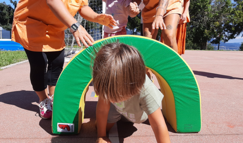 Niños jugando con la ayuda de monitores