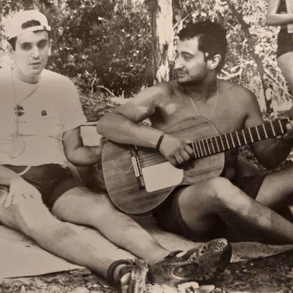 En esta foto estamos compartiendo vida sin decirnos nada. El contacto de su mano con mi guitarra nos mantuvo unidos. No hay palabras para describir estos momentos de conexión con la persona sordociega.