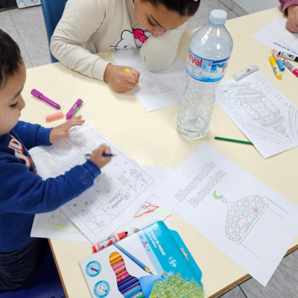 Grupo de menores recibiendo clases de refuerzo formativo/escolar en el albergue.