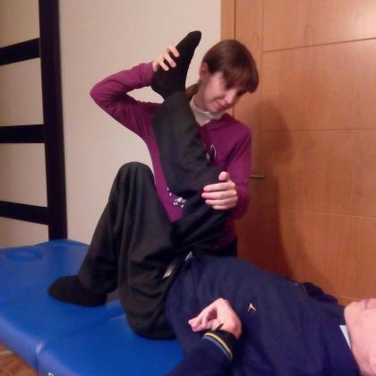 Fotografía de una fisioterapeuta tratando a una persona sobre una colchoneta