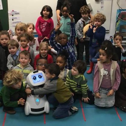 En la imagen se puede ver a Buddy interactuando con el resto de compañeros/as