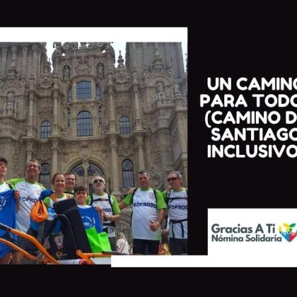 Un grupo de personas con y sin discapacidad, posan delante de la Catedral de Santiago de Compostela