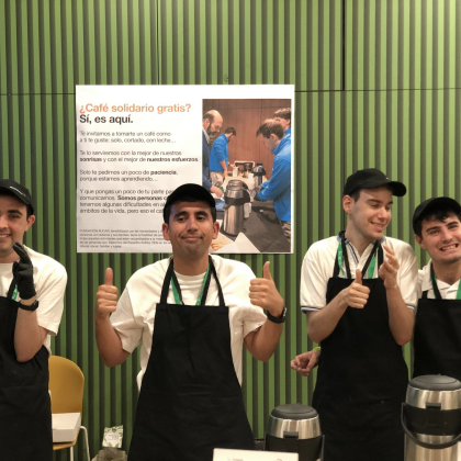 Cuatro jóvenes participan en una de las actividades organizadas por la Fundación AUCAVI