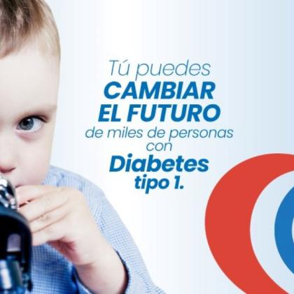 A la izquierda de la imagen aparece un niño pequeño mirando con su ojo derecho por un microscopio. En el centro escrito con diferentes tipos de letras "Tu puedes CAMBIAR EL FUTURO de miles de personas con Diabetes tipo 1". En la esquina inferior derecha aparece un corazón hecho con trazos en rojo y azul y en el interior el círculo azul representando al logo de DiabetesCERO