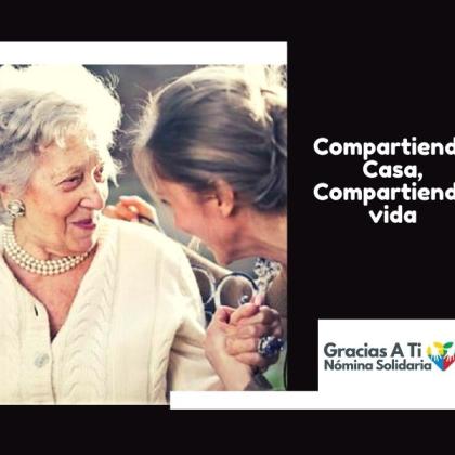 Una mujer mayor le da la mano con un gesto cariñoso a una mujer de mediana edad, ambas están contentas y sonrientes