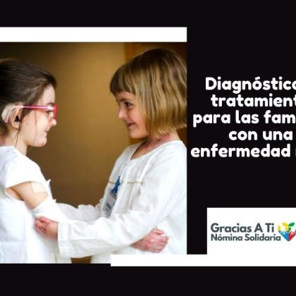 Dos niñas con enfermedad de piel de mariposa se miran y funden en un abrazo, se aprecian las secuelas de la enfermedad y ambas sonríen.