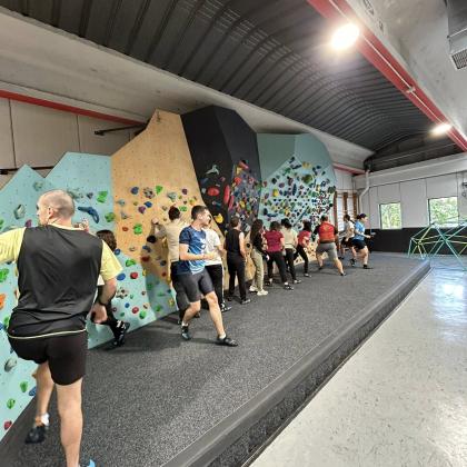 Rocódromo de escalada con jóvenes preparados para realizar la actividad