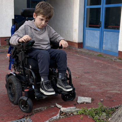 Hoy Álvaro no puede disfrutar del patio, porque los desniveles se lo impiden.