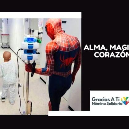 Un niño con cáncer, pasea por un hospital acompañado de un voluntario disfrazado de Spiderman