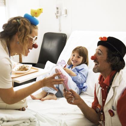 Acompañamiento de los payasos/as a los pacientes pediátricos de la Unidad de Oncología del Hospital La Fe de Valencia