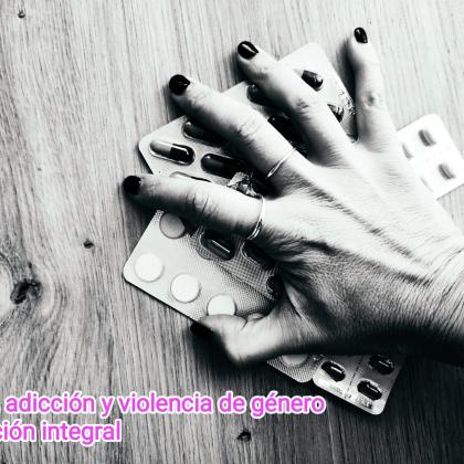 Mano de mujer con alianzas en dedos índice y corazón, con uñas pintadas de negro aplastando blisters de fármacos en un fondo de tronco de árbol. Texto "Mujer, adicicón y violencia de género. Atención integral en color violeta.