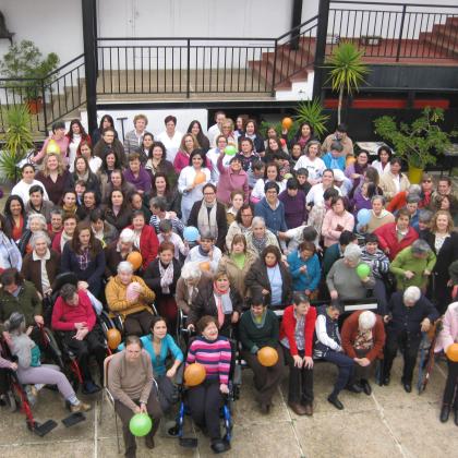 Foto de familia de las usuarias del centro en un día de concentración