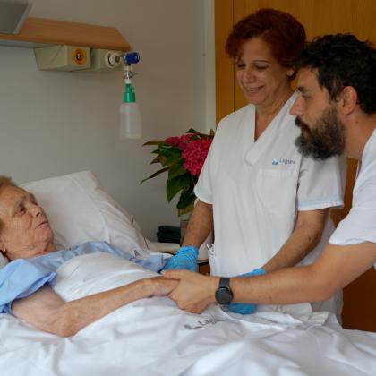 Profesionales de la salud atendiendo a una paciente.
