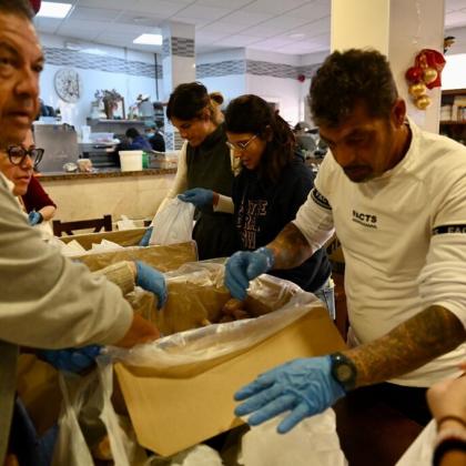 Preparación de bocadillos para entregar