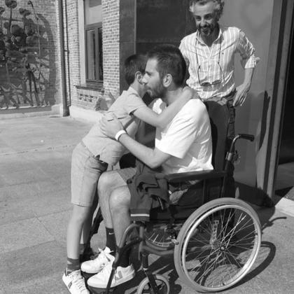 Javier recibe el abrazo el abrazo de su sobrino el día que le dieron el alta.