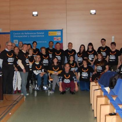 Foto: grupo de afectados por FSHD y familiares que muestran unas camisetas con el lema de la asociación: “Salva nuestra sonrisa”.