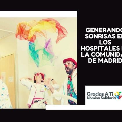 En la imagen aparecen 2 payasos con una enfermera en una habitación de hospital lanzando un pañuelo al aire