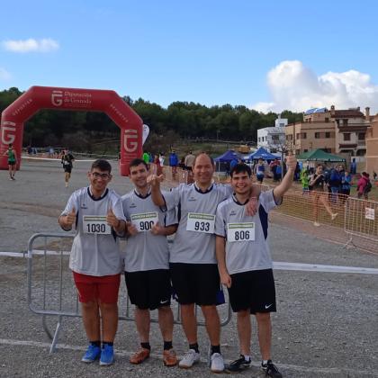 4 personas con discapacidad intelectual en la meta de una carrera