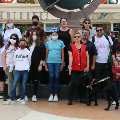 Grupo de personas con Aniridia, tanto menores como adultos, y sus familiares (padres, madres, parejas, hermanos/as) disfrutando de una de las actividades de los encuentros anuales que organiza la entidad.